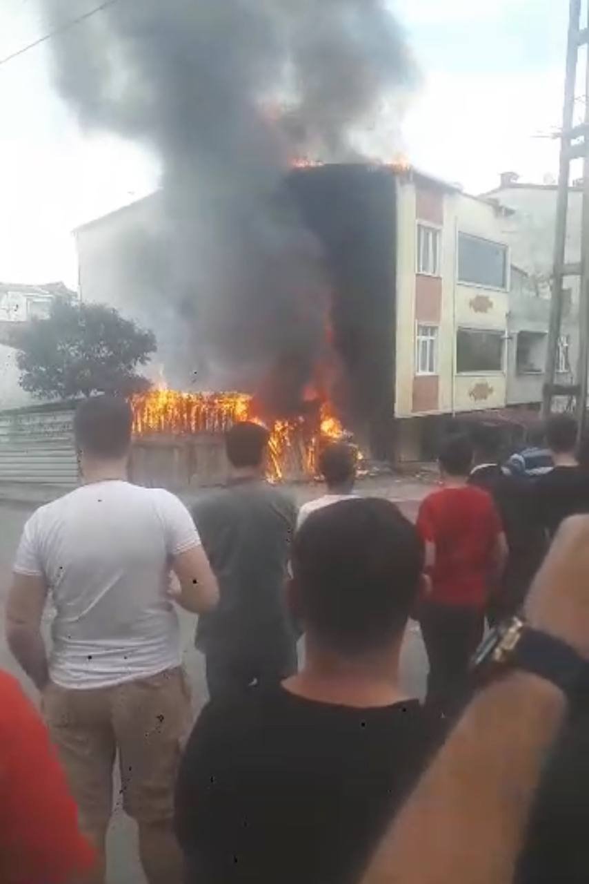 Avcılar'da kömürlükte başlayan yangın büyüdü: 3 katlı binaya sıçradı