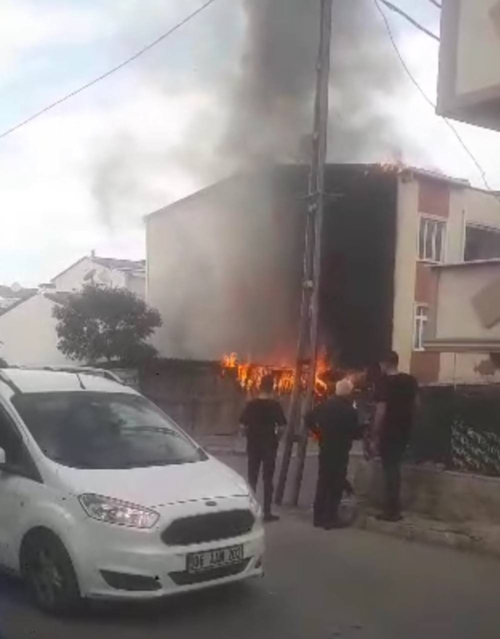 Avcılar'da kömürlükte başlayan yangın büyüdü: 3 katlı binaya sıçradı