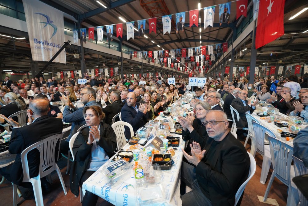 Beylikdüzü'nde yüzlerce insan Hayırlı İftar Sofrası’nda oruç açtı