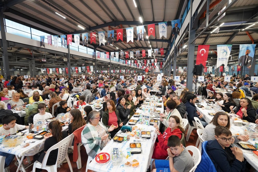 Beylikdüzü'nde yüzlerce insan Hayırlı İftar Sofrası’nda oruç açtı