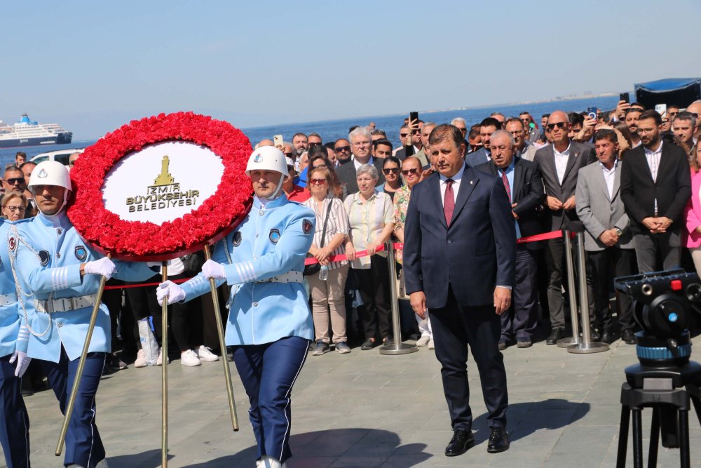 İzmir Büyükşehir Belediyesi'nde devir teslim: Cemil Tugay, Tunç Soyer'den görevi devraldı