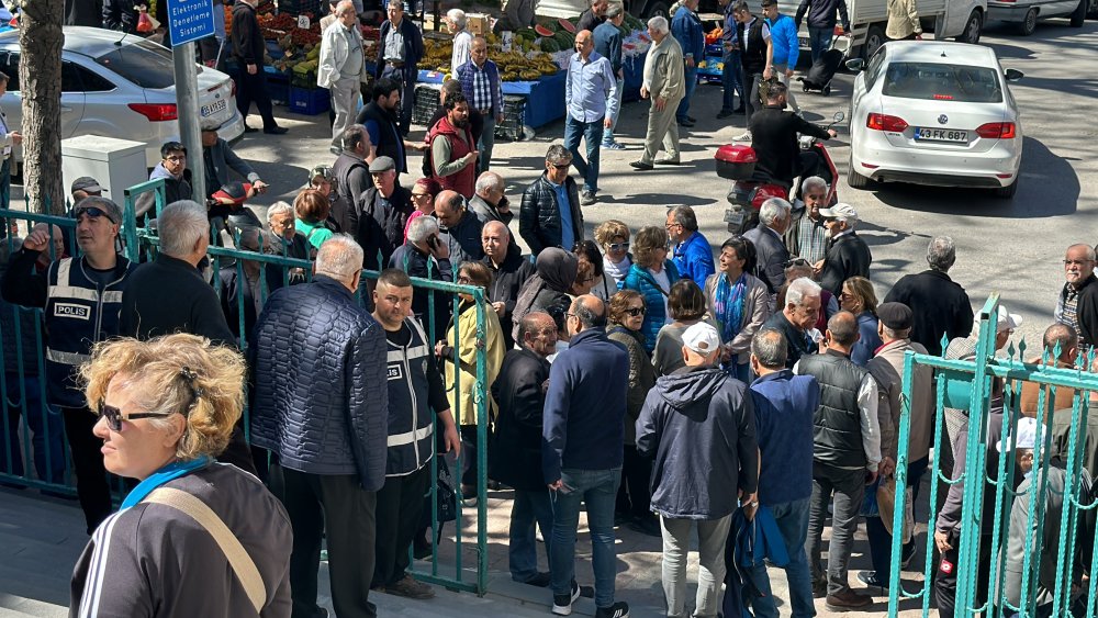 Kütahya'da oyların yeniden sayımında arbede: Polis geniş güvenlik önlemi aldı