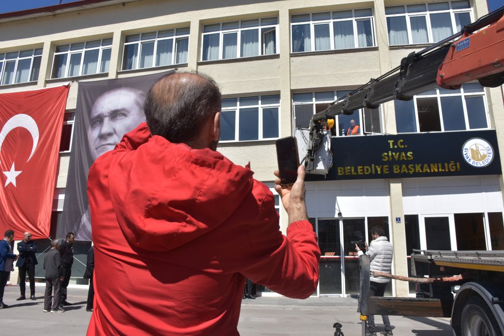 Sivas Belediyesi’nin tabelasına 'T.C.' ibaresi eklendi: 'Bu sadece isim değişikliği değil'