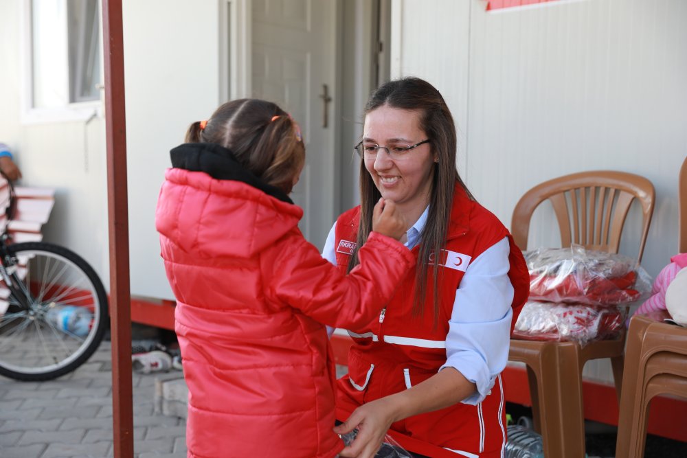 Kızılay 345 bin kişiye bayramlık hediyelerini ulaştırdı