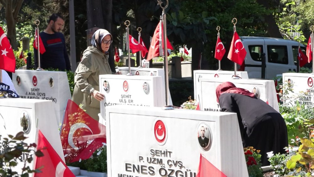 Arife gününde Edirnekapı Şehitliği'nde Ramazan Bayramı yoğunluğu