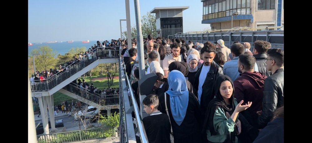 Metrobüs üstgeçidindeki yoğunluk izdihama neden oldu: 'Metropole yakışmayan bir görüntü'