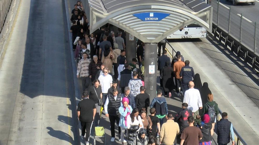 Metrobüs üstgeçidindeki yoğunluk izdihama neden oldu: 'Metropole yakışmayan bir görüntü'