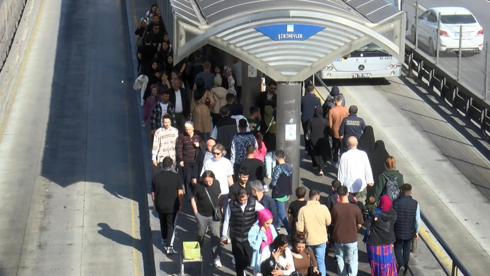 Metrobüs üstgeçidindeki yoğunluk izdihama neden oldu: 'Metropole yakışmayan bir görüntü'