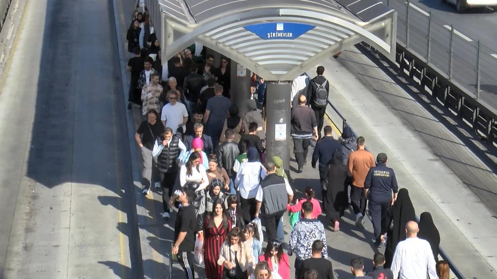 Metrobüs üstgeçidindeki yoğunluk izdihama neden oldu: 'Metropole yakışmayan bir görüntü'