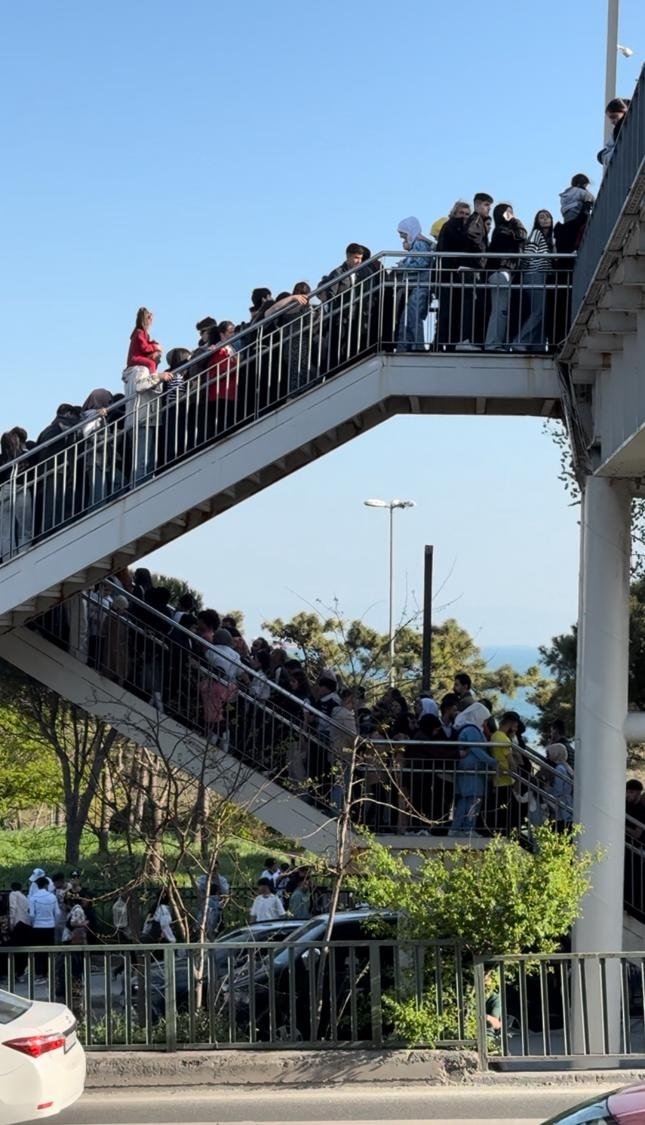 Metrobüs üstgeçidindeki yoğunluk izdihama neden oldu: 'Metropole yakışmayan bir görüntü'