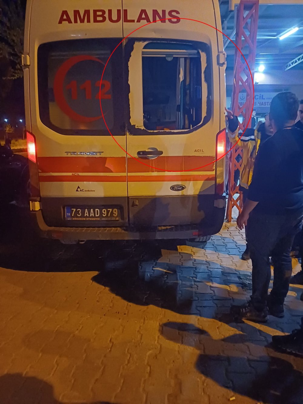 Yaralılara müdahale eden sağlıkçılara taşlı saldırı: Polis uyarı ateş açtı, yaralılar var