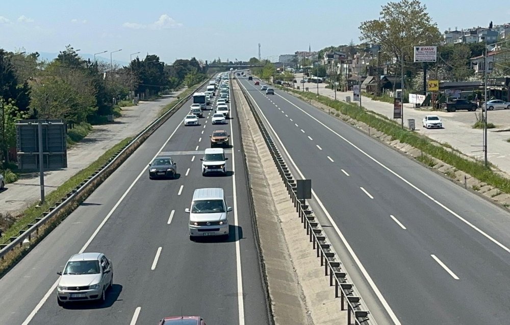 Tatilcilerin İstanbul'a dönüş yolculuğunda yoğunluk yaşanıyor