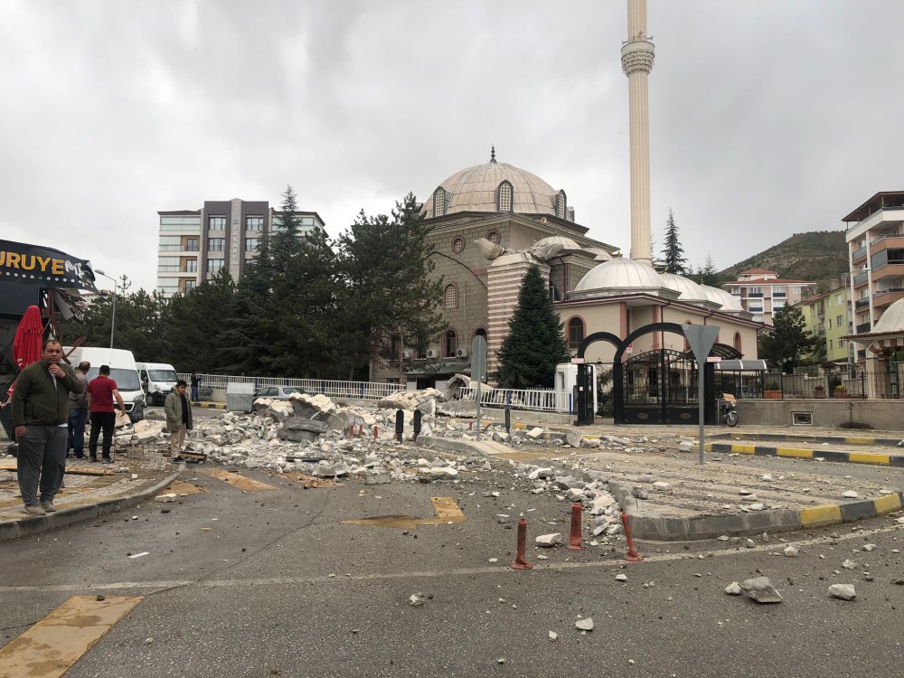 Çankırı'yı fırtına vurdu: Minare yıkıldı, çatılar uçtu