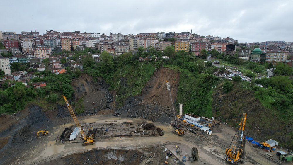 Gaziosmanpaşa'da toprak kaymasının yaşandığı alan havadan görüntülendi