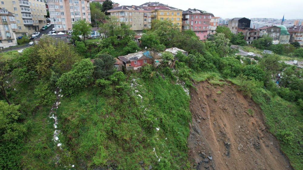 Gaziosmanpaşa'da toprak kaymasının yaşandığı alan havadan görüntülendi