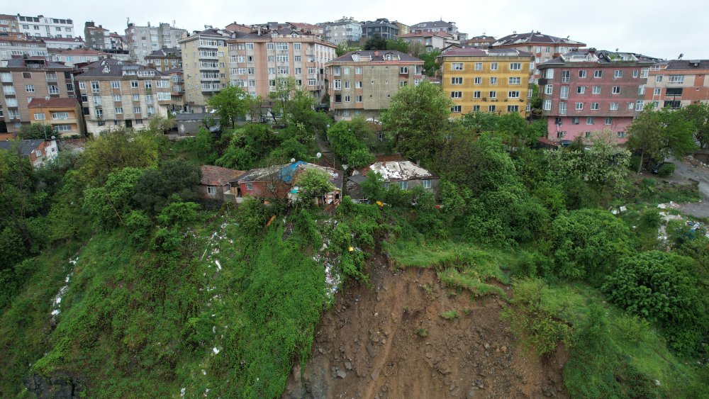 Gaziosmanpaşa'da toprak kaymasının yaşandığı alan havadan görüntülendi