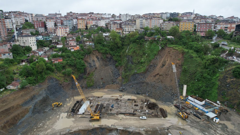 Gaziosmanpaşa'da toprak kaymasının yaşandığı alan havadan görüntülendi