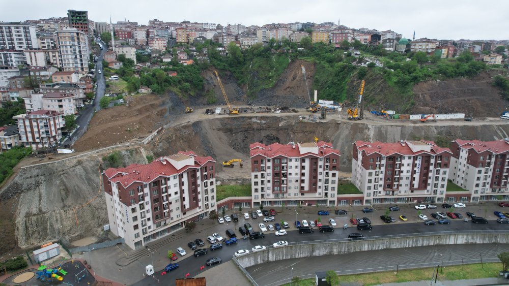 Gaziosmanpaşa'da toprak kaymasının yaşandığı alan havadan görüntülendi