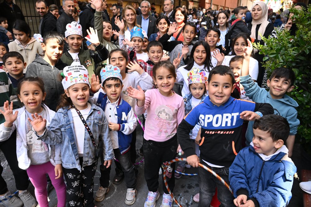 Şişli'de trafiğe kapatılan sokaklar çocuklara oyun alanı oldu