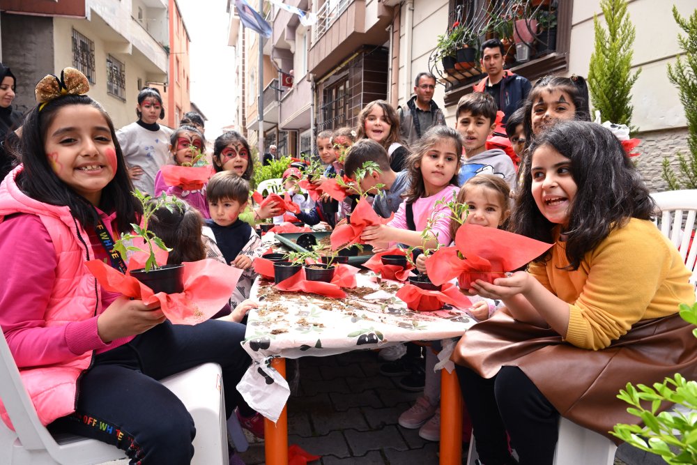 Şişli'de trafiğe kapatılan sokaklar çocuklara oyun alanı oldu