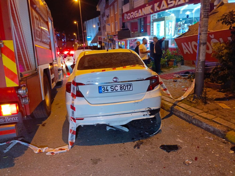 Esenyurt'ta yokuştan kayan kamyon 11 araca çarpıp iş yerine girdi