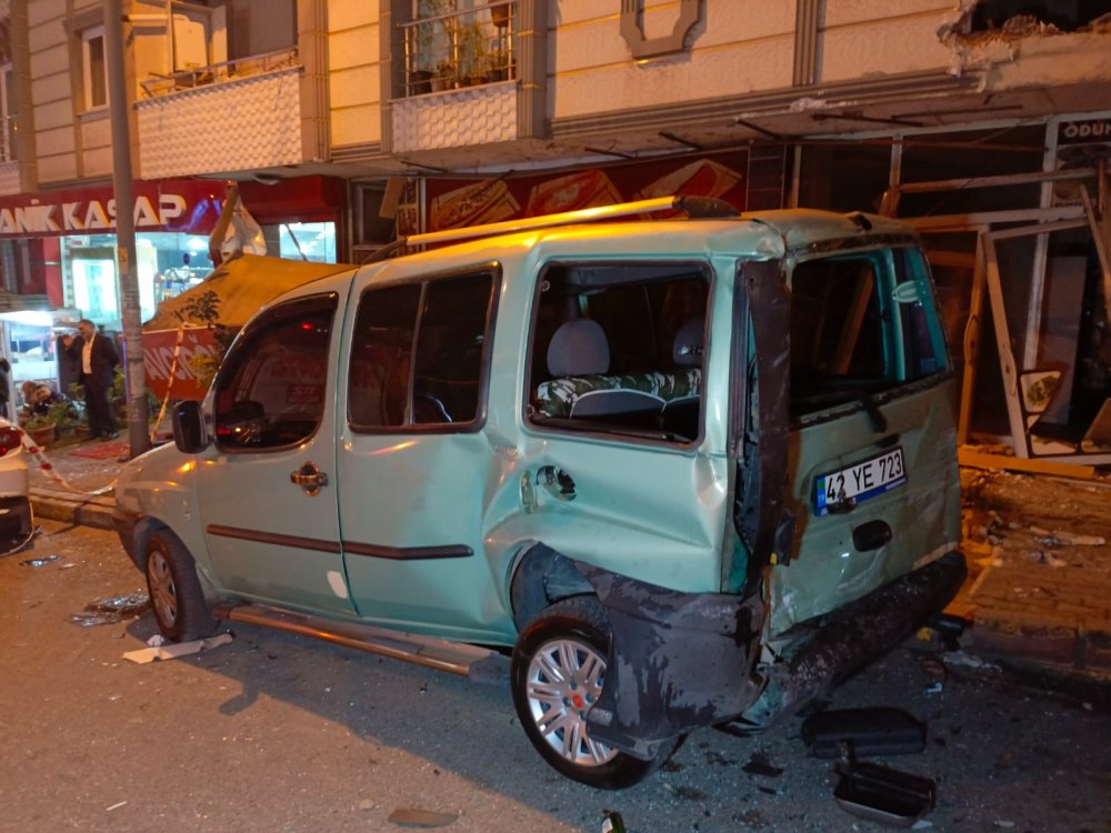 Esenyurt'ta yokuştan kayan kamyon 11 araca çarpıp iş yerine girdi