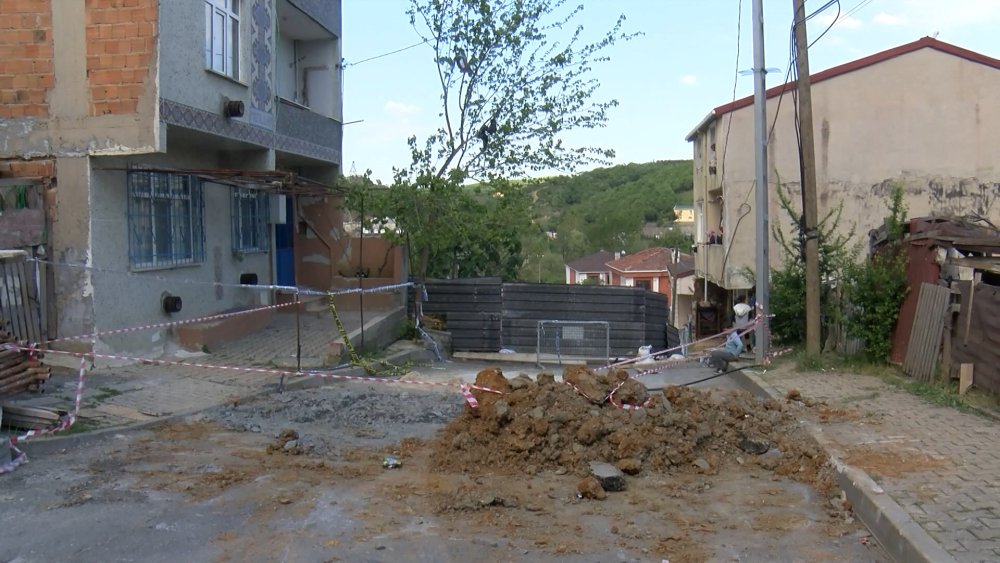 İstanbul'da yol çöktü: Bir bina boşaltıldı, yol trafiğe kapatıldı