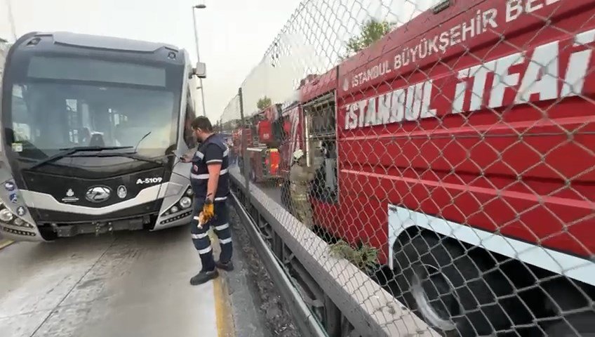 Avcılar'da akşam saatleri metrobüste yangın çıktı