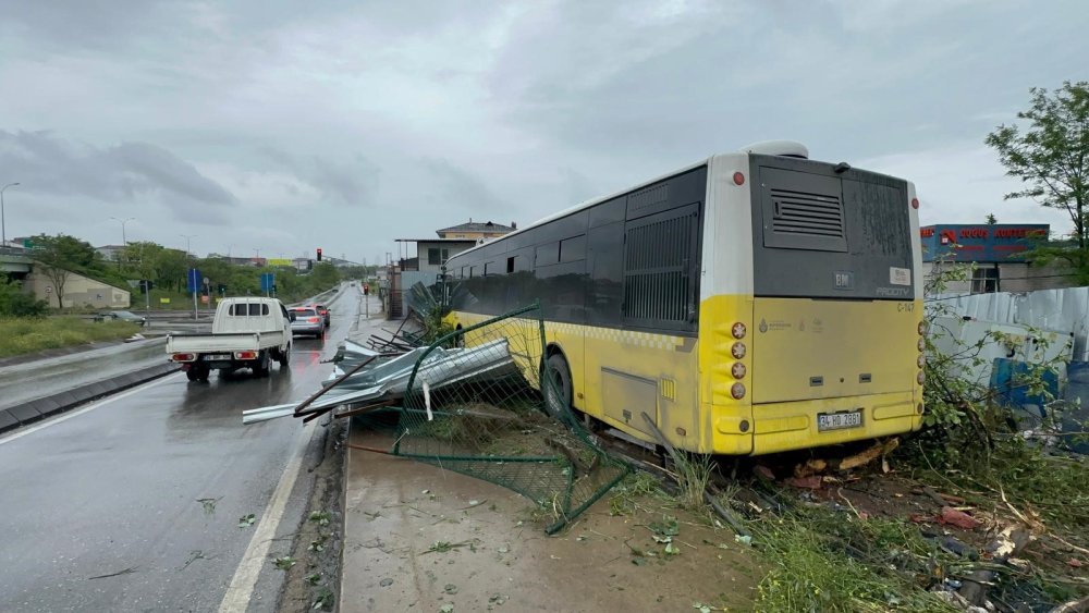 İETT otobüsü Ümraniye'deki bir iş yerinin bahçesine daldı