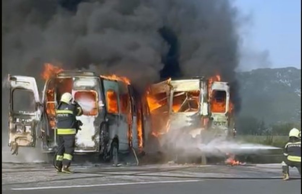 Muğla'da 2 minibüs çarpışması sonucu yangın çıktı: 14 kişi yaralandı