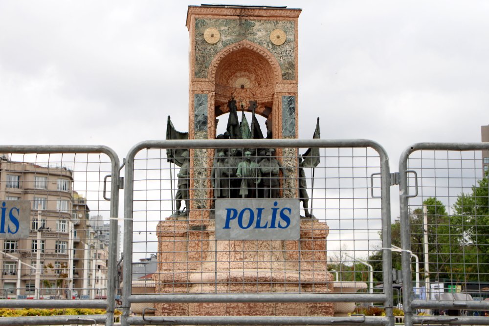 Taksim'de 1 Mayıs hazırlıkları: Demir bariyerler getirildi