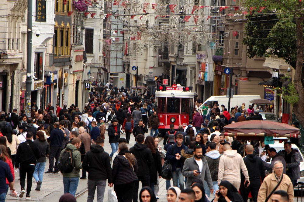 Taksim'de 1 Mayıs hazırlıkları: Demir bariyerler getirildi