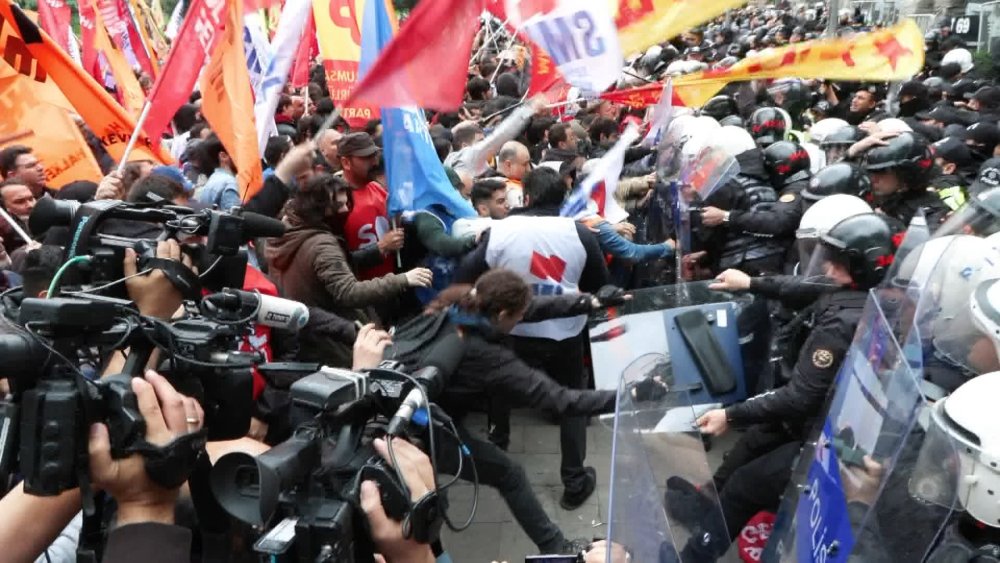 1 Mayıs'ta Taksim'e yürümek isteyenlere polisin müdahalesinde yeni görüntüler ortaya çıktı