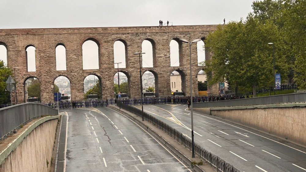 Saraçhane Meydanı'na polis yığınağı: TOMA ve bariyerlerle yol kapatıldı