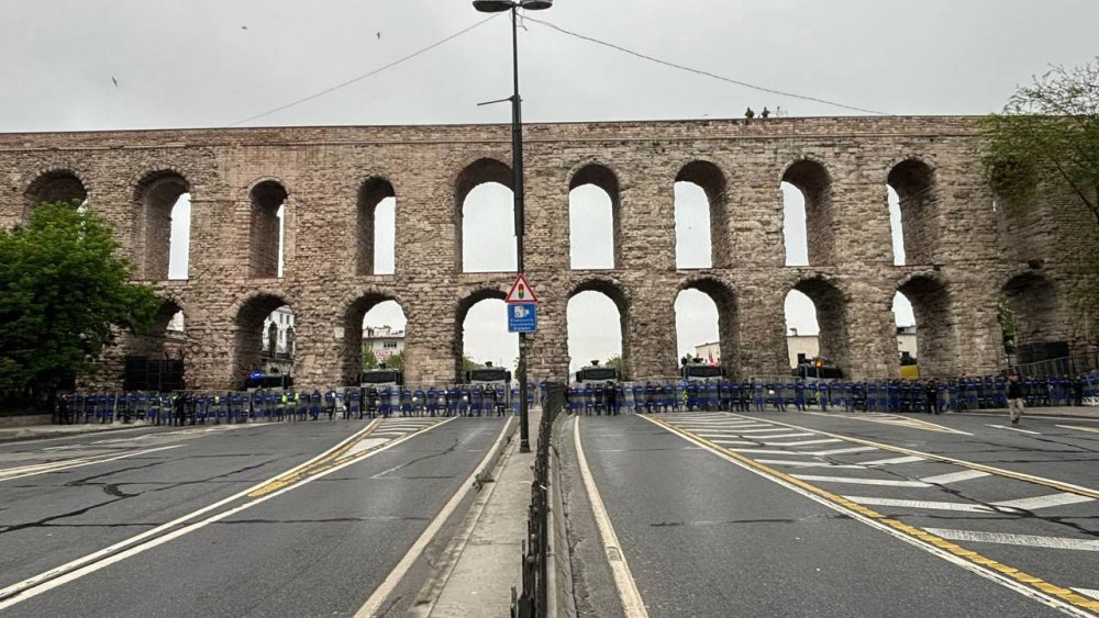 Saraçhane Meydanı'na polis yığınağı: TOMA ve bariyerlerle yol kapatıldı