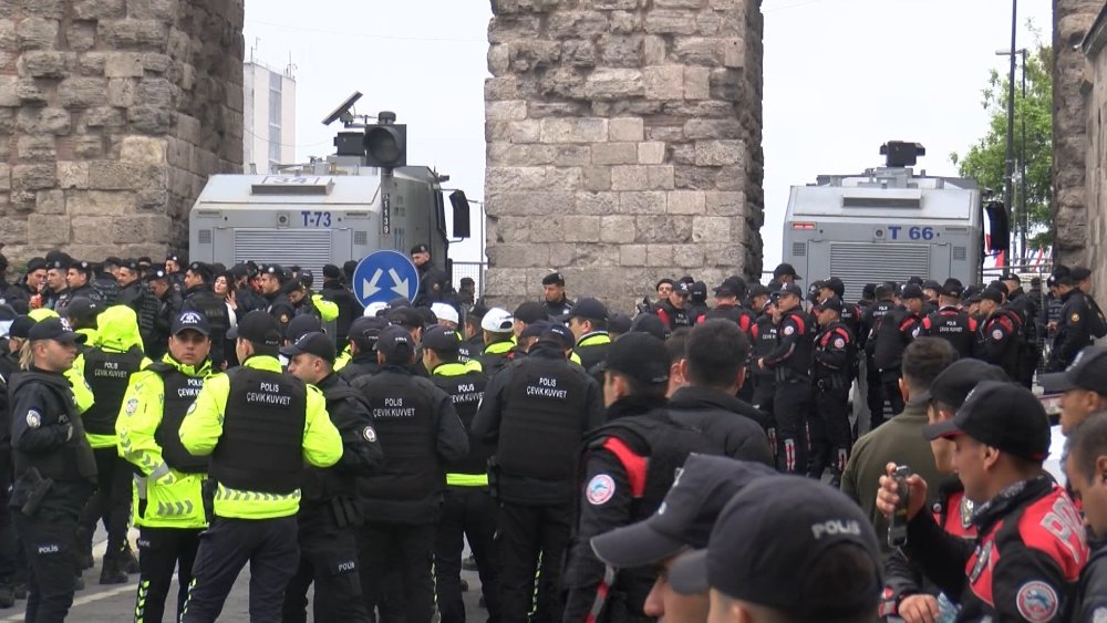 Saraçhane Meydanı'na polis yığınağı: TOMA ve bariyerlerle yol kapatıldı