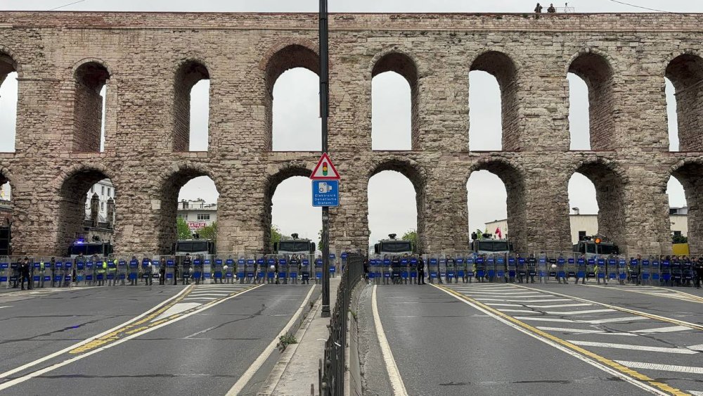 Saraçhane Meydanı'na polis yığınağı: TOMA ve bariyerlerle yol kapatıldı