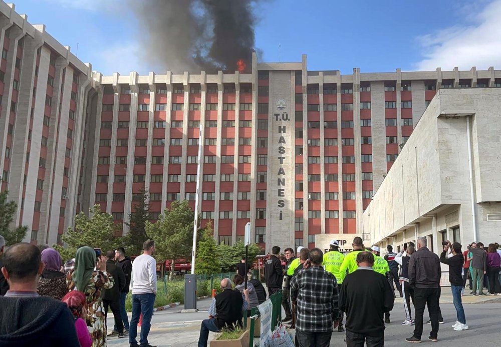 Trakya Üniversitesi Tıp Fakültesi Hastanesi çatısında yangın: Çok sayıda ekip sevk edildi