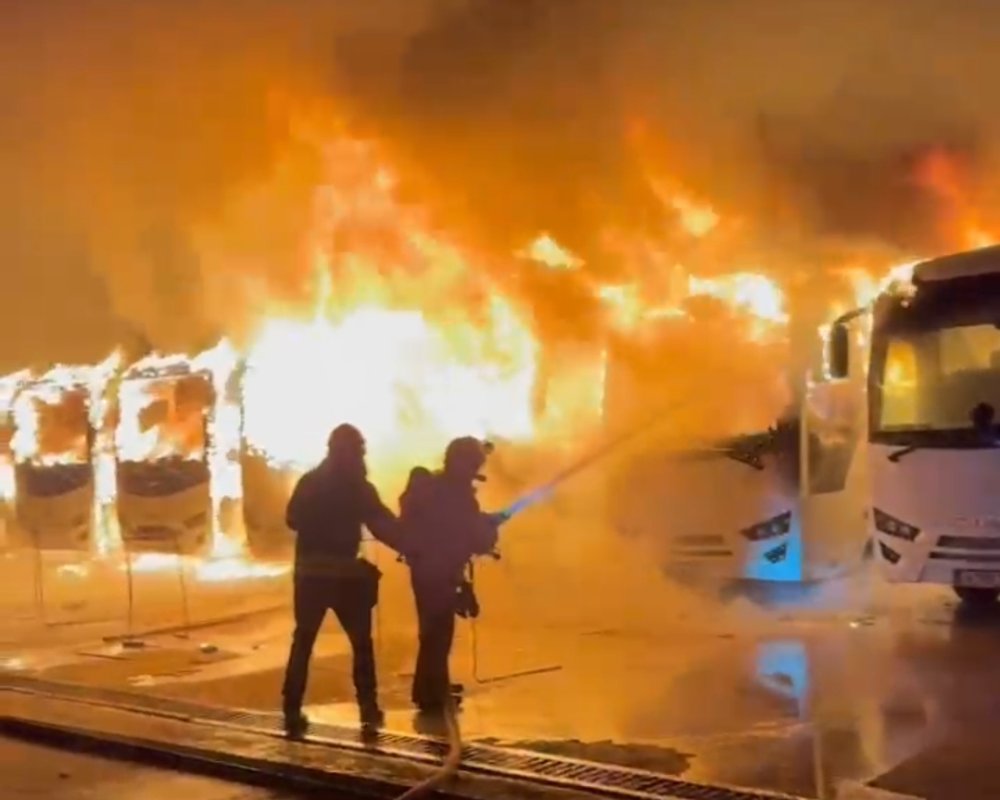 Kartepe'de otoparkta bulunan 15 araç yangında küle döndü