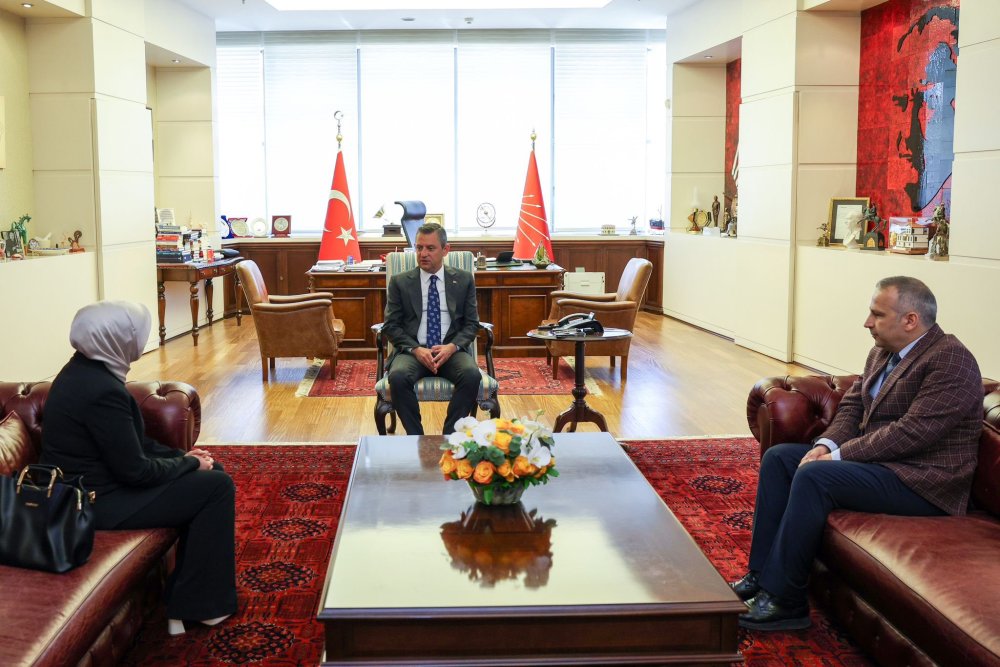 CHP lideri Özgür Özel, Sinan Ateş'in eşi ile görüştü: 'Benim ifadem iddianamede yok'