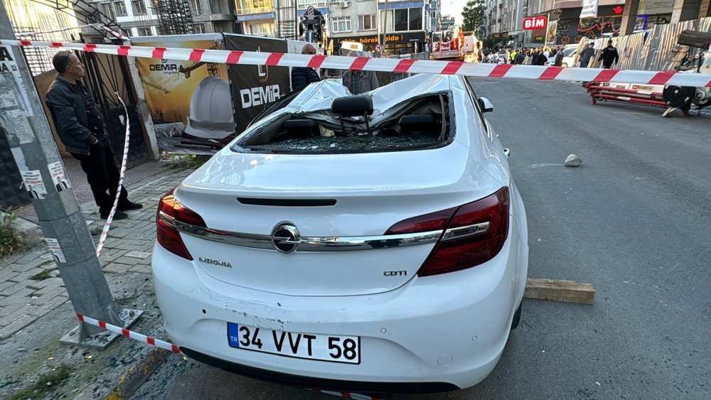 Avcılar'da vinç otomobilin üzerine devrildi; İşçi yaralandı