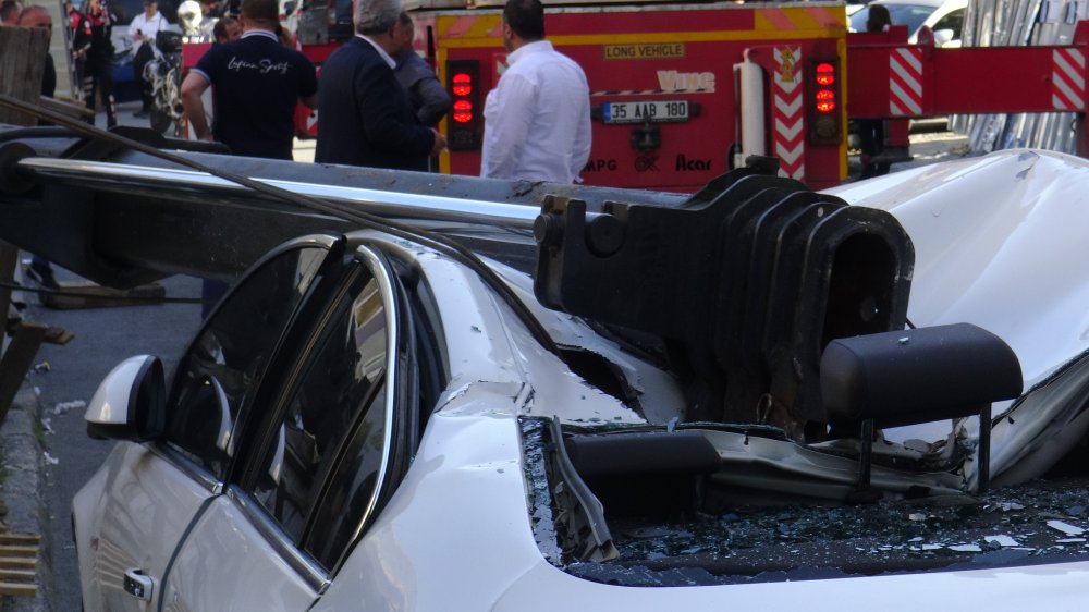 Avcılar'da vinç otomobilin üzerine devrildi; İşçi yaralandı