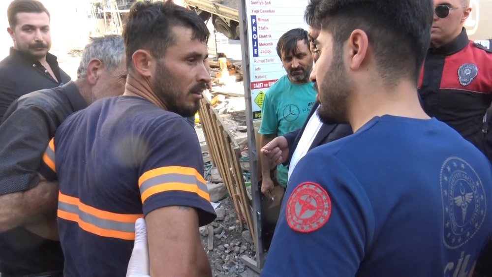 Avcılar'da vinç otomobilin üzerine devrildi; İşçi yaralandı