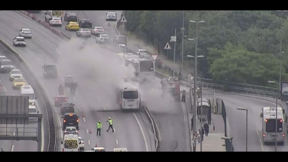 15 Temmuz Şehitler Köprüsü yolu yangın nedeniyle trafiğe kapatıldı