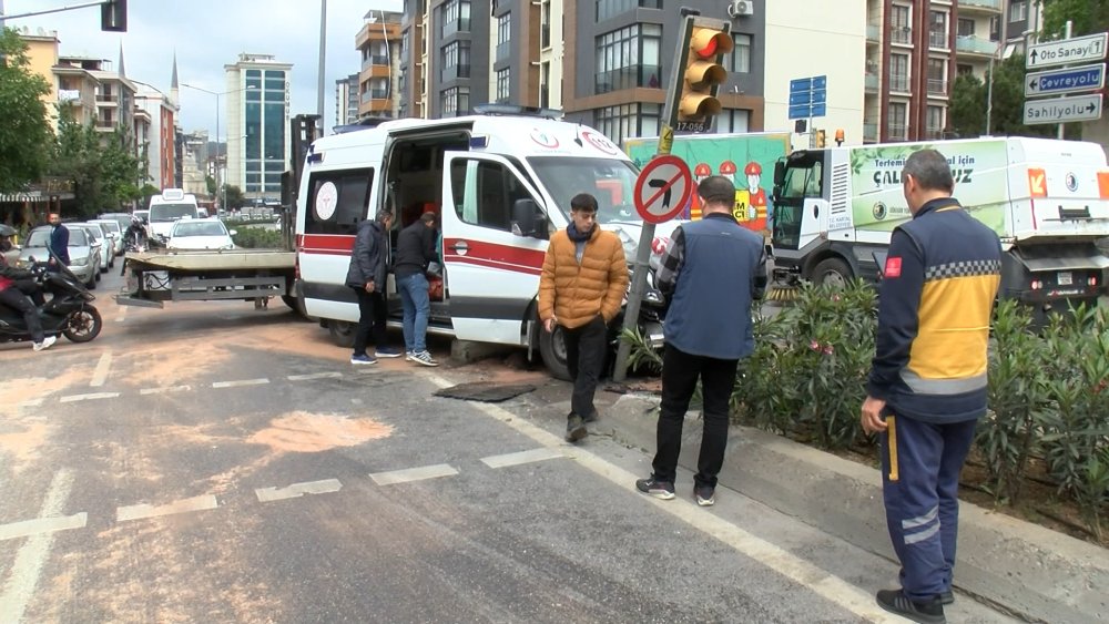 İhbara giden ambulans kaza yaptı: Yaralılar var