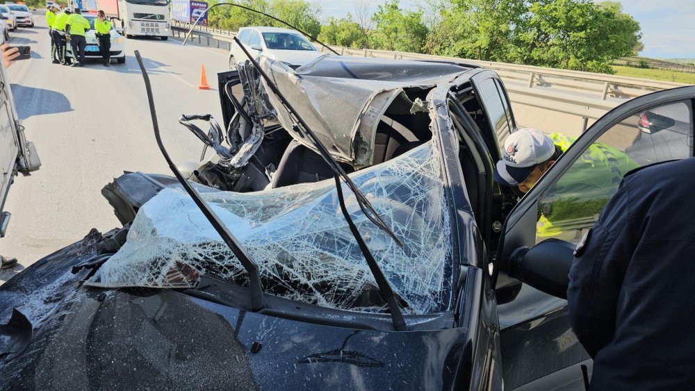 Park halindeki TIR'a otomobil çarptı: 1 yaralı