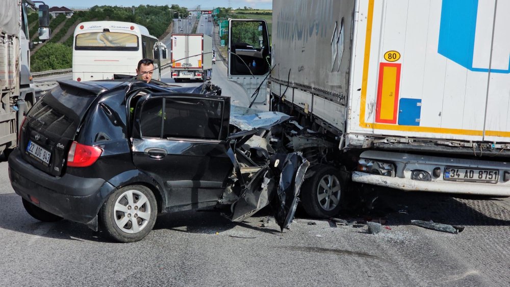 Park halindeki TIR'a otomobil çarptı: 1 yaralı