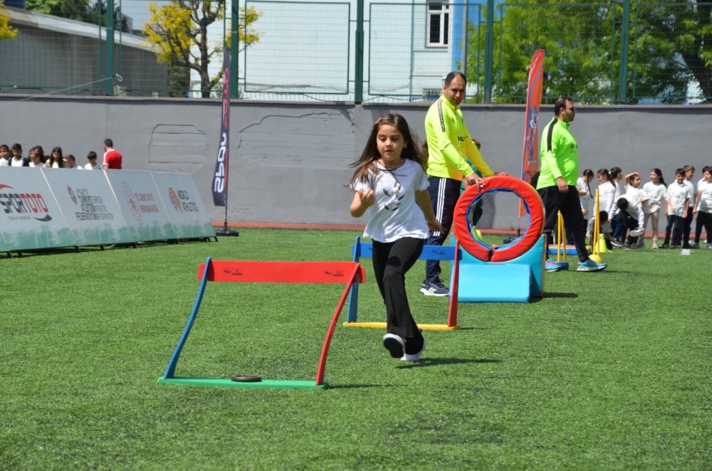 Bahçelievler’de Çocuk Atletizm Şenliği renkli anlara sahne oldu