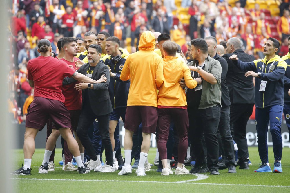 Fenerbahçe - Galatasaray maçı öncesi sahada gerginlik yaşandı