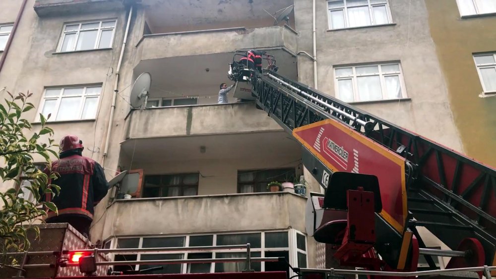 Apartmandaki yangında mahsur kalanları itfaiye kurtardı!